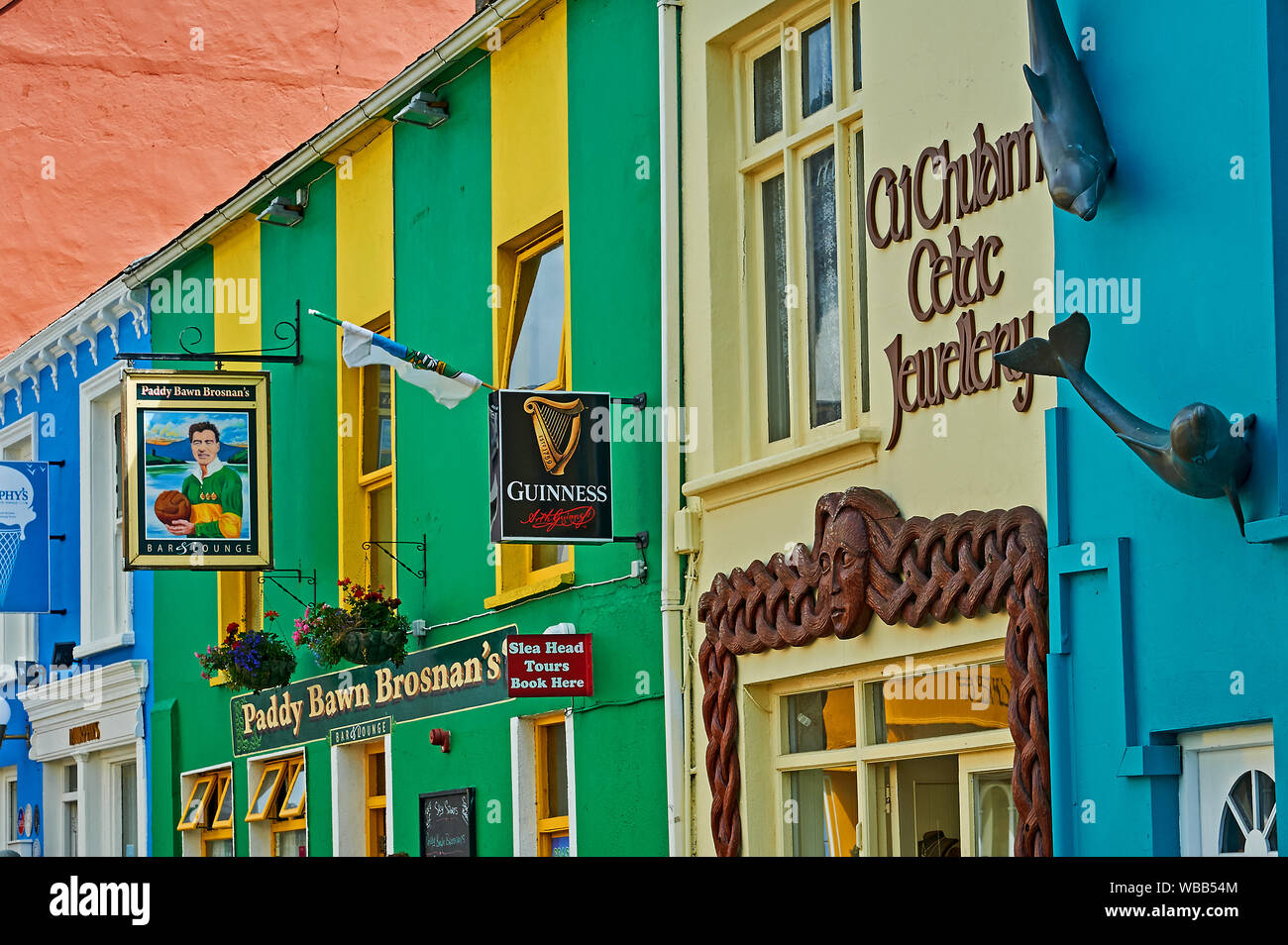 Gli edifici colorati lungo le strade della località balneare di Dingle, nella contea di Kerry, Repubblica di Irlanda Foto Stock