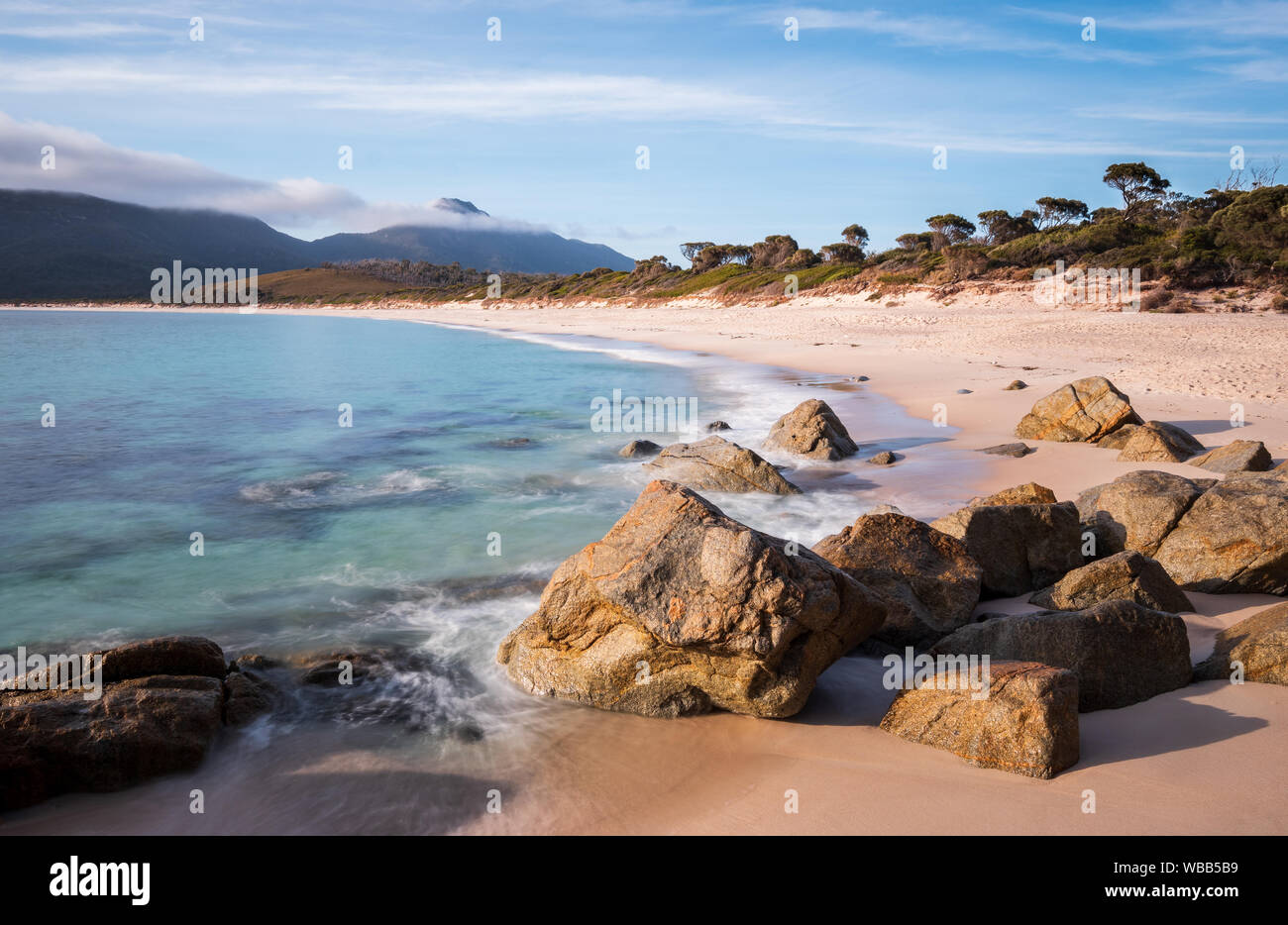 Mattina di sole in spiaggia della Wineglass Bay, Tasmania Australia, acqua liscia Foto Stock