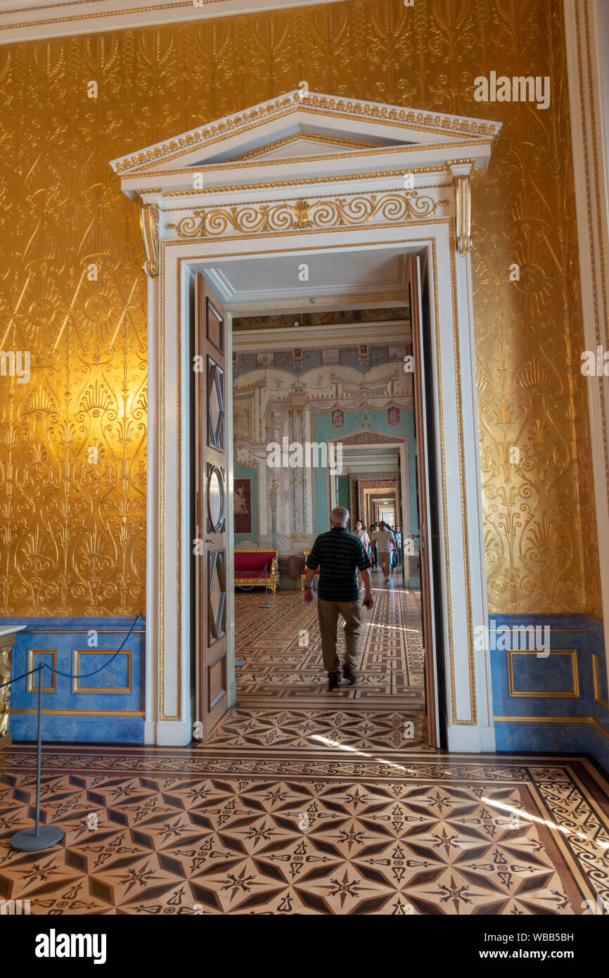 La porta che conduce dalla sala del trono della Regina (regina Teresa) della Residenz di Monaco di Baviera, Monaco di Baviera, Germania. Foto Stock