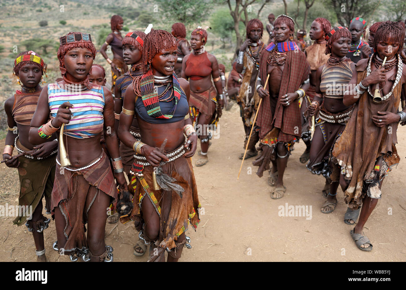 Hamer le donne a un toro jumping cerimonia vicino a Turmi, bassa valle dell'Omo, Etiopia Foto Stock