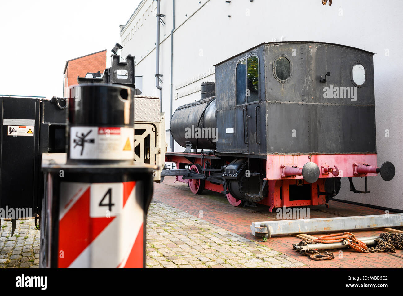 Delmenhorst, Germania. 26 Ago, 2019. Il museo locomotore 'bello' sorge su una parete al di fuori del Nord-ovest museo tedesco di cultura industriale. La locomotiva in bisogno di un rinnovo deve essere trasportata lontano con un heavy-duty gru per lavori di ristrutturazione. Credito: Mohssen Assanimoghaddam/dpa/Alamy Live News Foto Stock