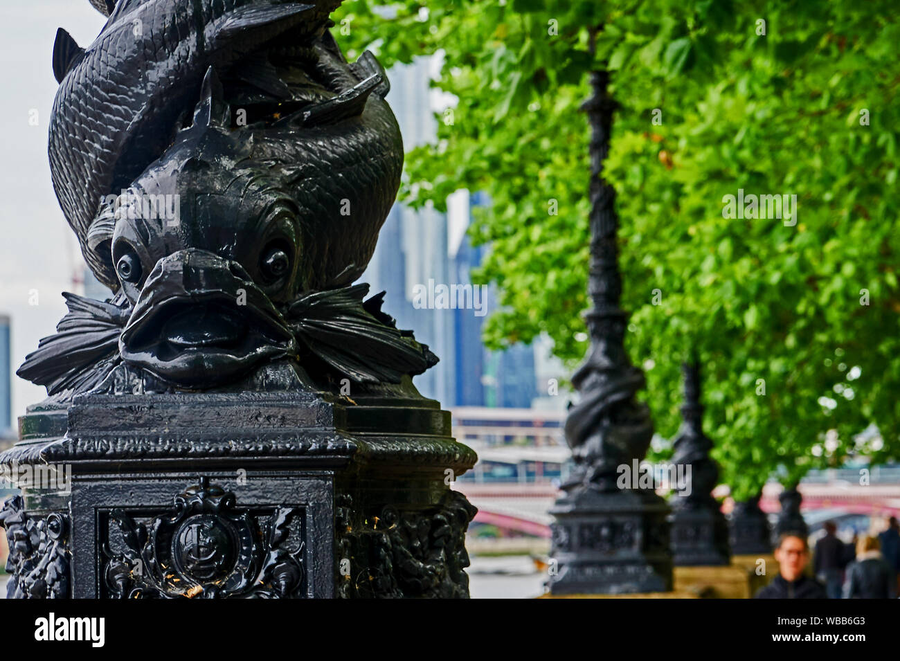 Lanterna ornati sorge lungo la riva sud del fiume Tamigi nel centro di Londra Foto Stock