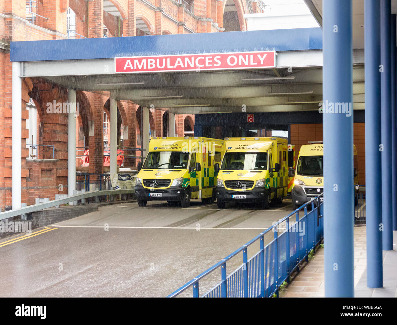 Le ambulanze a Whipps Cross Hospital di Londra, Inghilterra Foto Stock