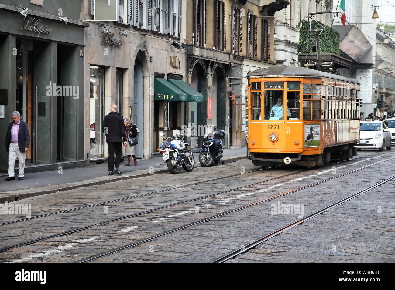 Milano - 7 ottobre: tram storico corse su Ottobre 7, 2010 a Milano. Milano sistema di trasporto porta 1.7 milioni di passeggeri al giorno (dati 2007). Foto Stock