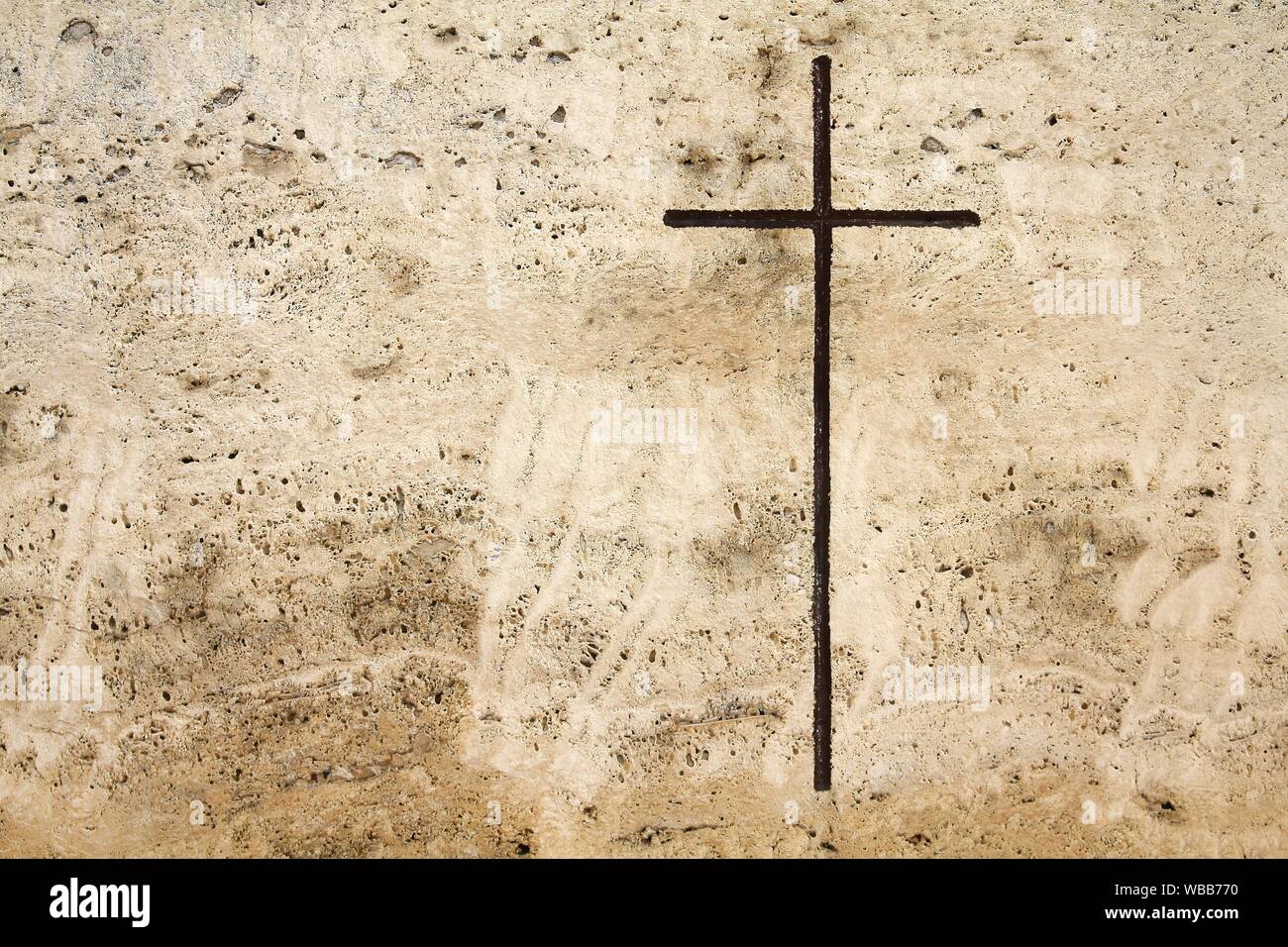 Milano, Italia. Vecchia tomba al cimitero monumentale (Cimitero Monumentale). Arte religiosa - una croce cristiana. Foto Stock