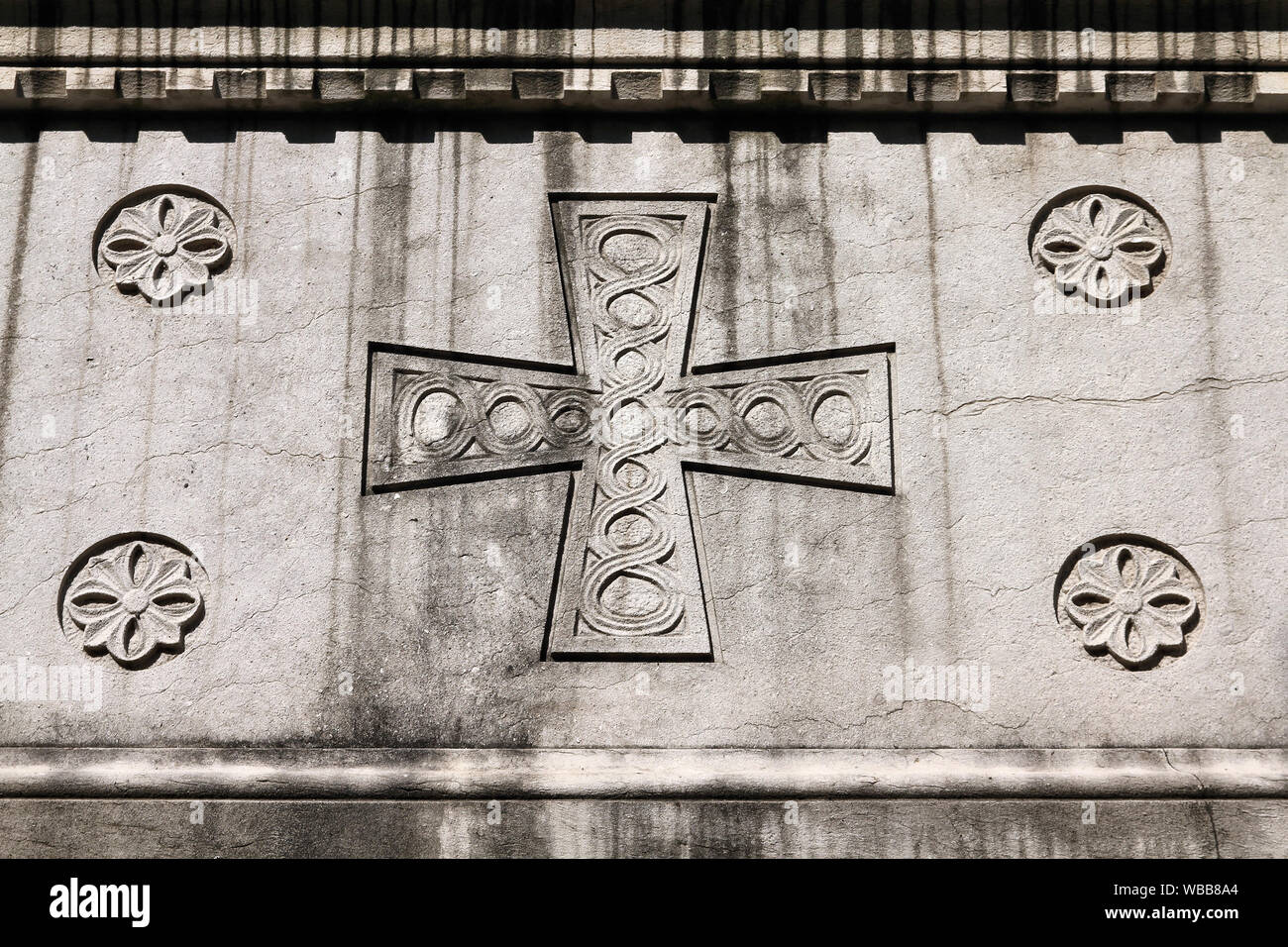 Milano, Italia. Vecchia tomba al cimitero monumentale (Cimitero Monumentale). Arte religiosa - una croce cristiana. Foto Stock