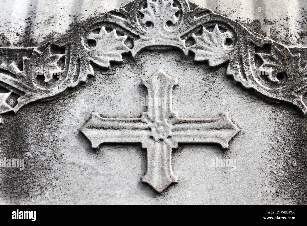 Milano, Italia. Vecchia tomba al cimitero monumentale (Cimitero Monumentale). Arte religiosa - una croce cristiana. Foto Stock