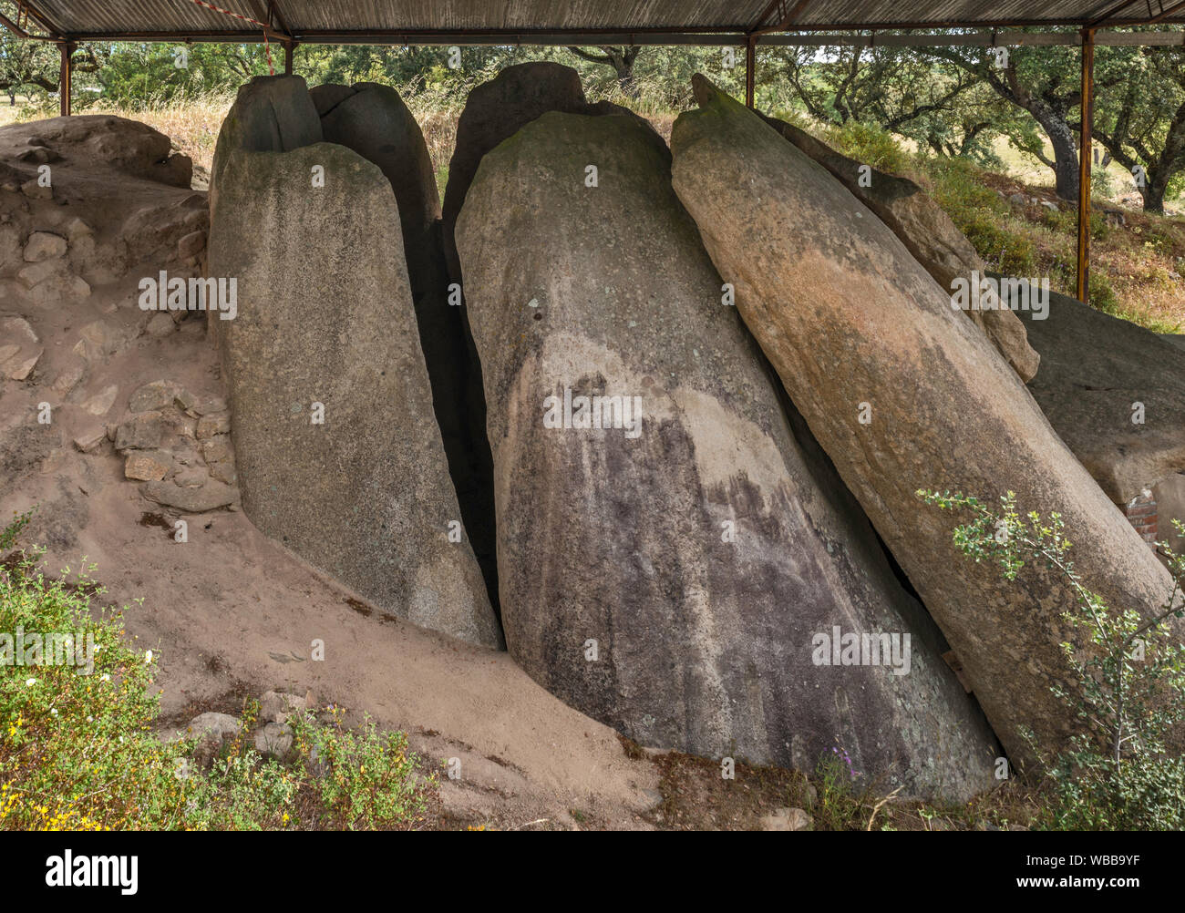 Anta Grande de Zambujeiro, Zambujeiro Dolmen, camera di sepoltura, funerali monumento megalitico costruito 6000 anni fa, vicino a Evora, Alentejo Central, Portogallo Foto Stock
