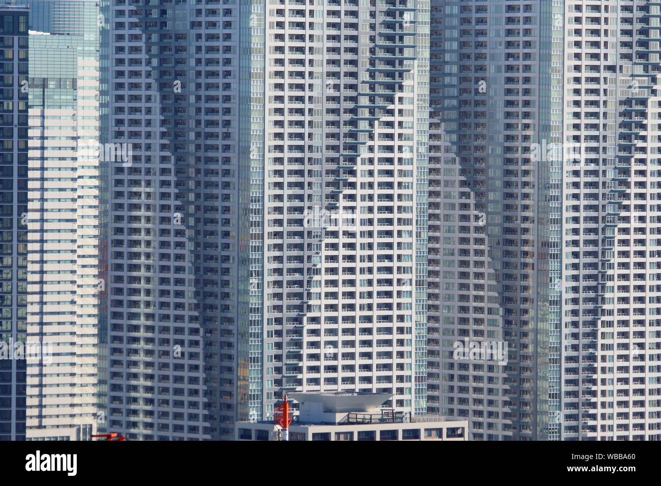 Massicci edifici di appartamenti - alta densità di architettura residenziale di Kachidoki area in Tokyo. Foto Stock