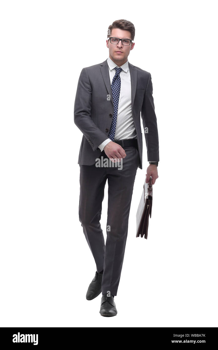 Imprenditore di successo con valigetta in pelle in avanti passo-passo Foto Stock