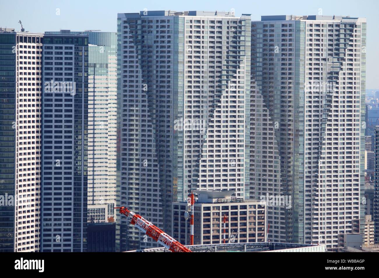 Massicci edifici di appartamenti - alta densità di architettura residenziale di Kachidoki area in Tokyo. Foto Stock
