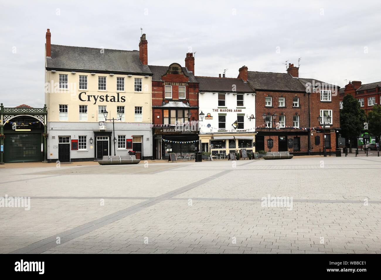 DONCASTER, Regno Unito - 12 luglio 2016: pub in Piazza del Mercato nel centro di Doncaster, Regno Unito. Si tratta di una delle più grandi città di South Yorkshire, con una popolazione di 109,8 Foto Stock