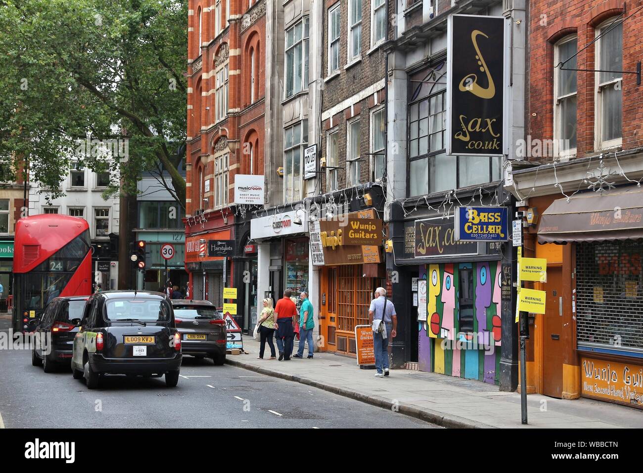 LONDON, Regno Unito - 9 Luglio 2016: la gente visita strumenti musicali negozi a Denmark Street, Londra. Denmark Street è notevole per la sua scheda negozi di musica, mus Foto Stock