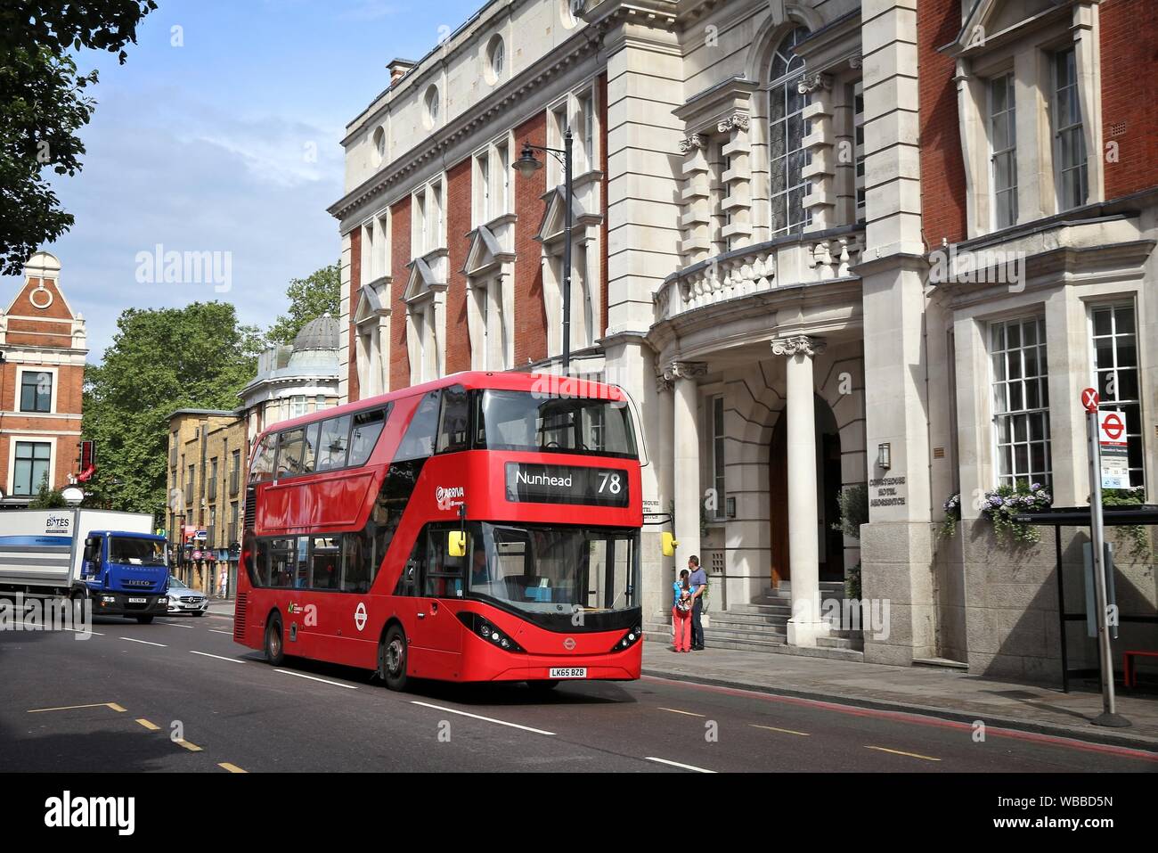 LONDON, Regno Unito - 9 Luglio 2016: la gente ride di un autobus urbano a Londra, Regno Unito. Trasporto per Londra (TFL) opera 8.000 autobus su 673 rotte. Foto Stock
