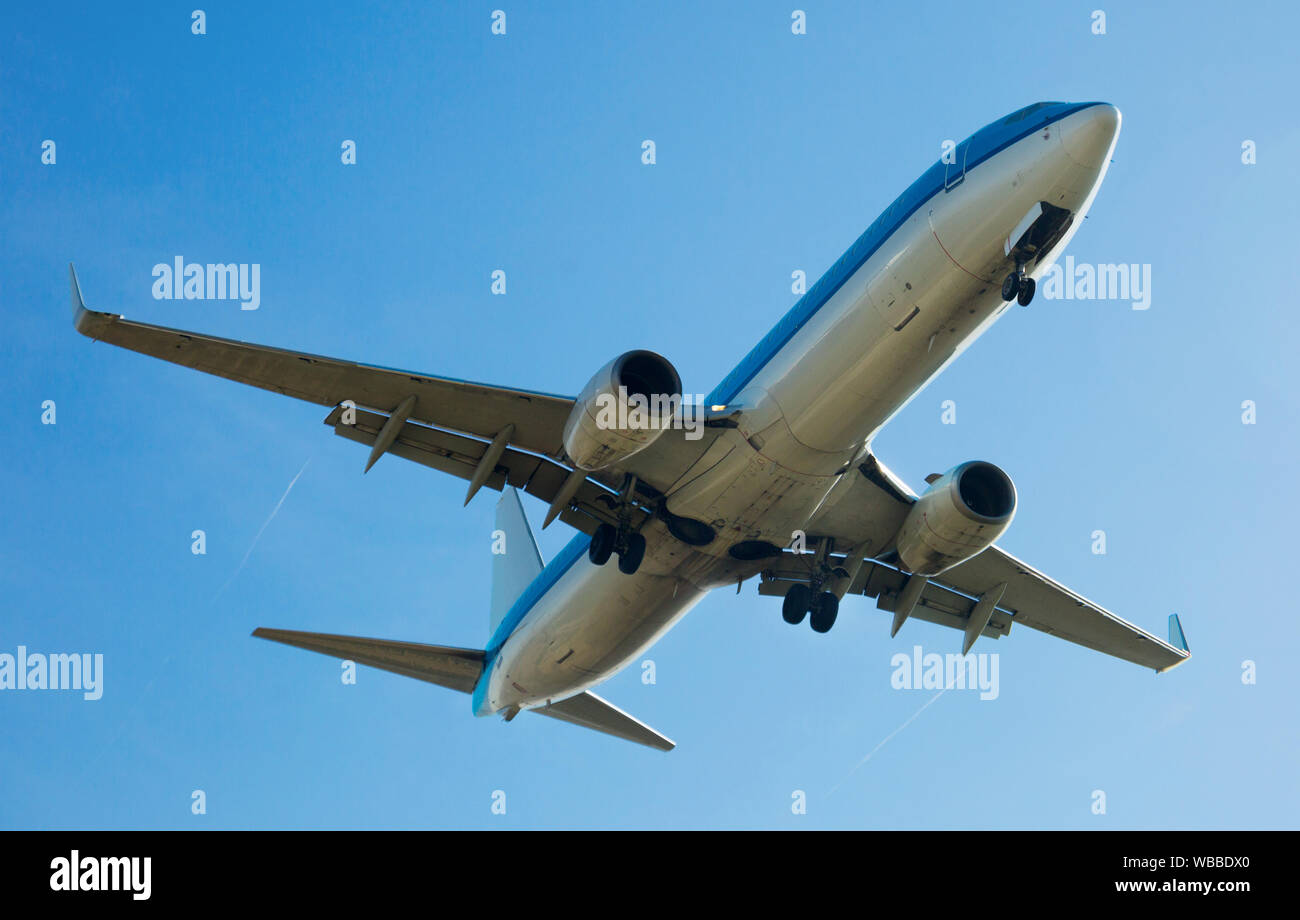 Nuovo piano di passeggeri in partenza da pista in aeroporto nel pomeriggio Foto Stock