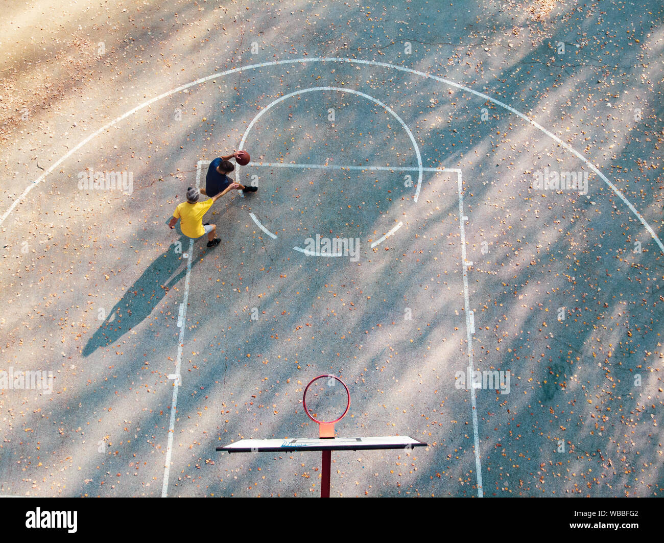 Padre e figlio giocare a basket nel parco vista aerea Foto Stock