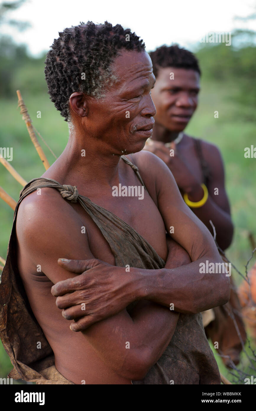 I popoli indigeni delle tribù dei Boscimani nel deserto del Kalahari, in Botswana Foto Stock