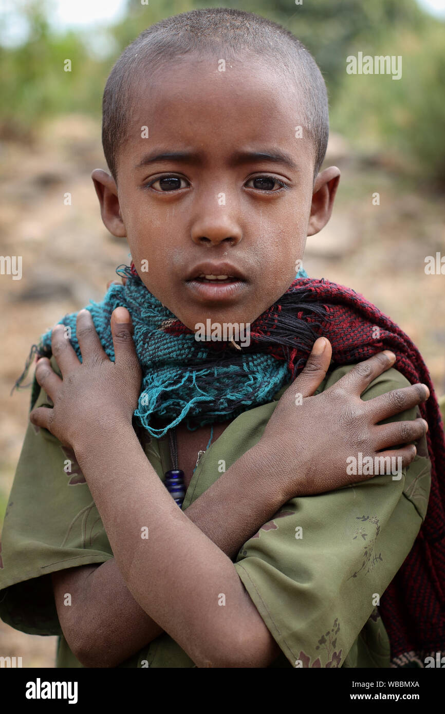 Povero ragazzo in un villaggio rurale sui Monti Simien, Etiopia Foto Stock