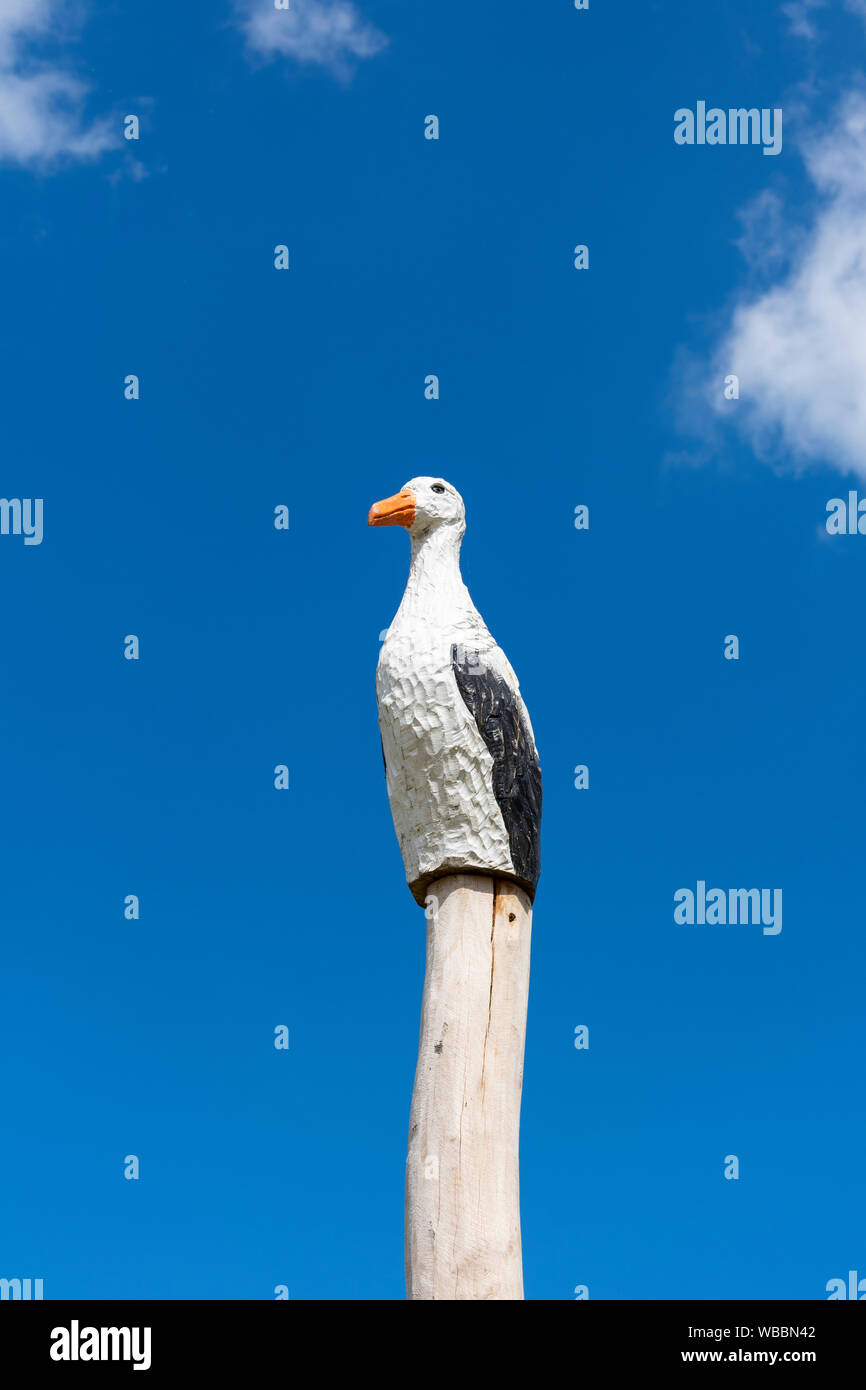 Knokke-Heist, Belgio, 29 luglio 2019, una cicogna scolpito su un palo, riserva naturale di 159 ettari di dune Foto Stock