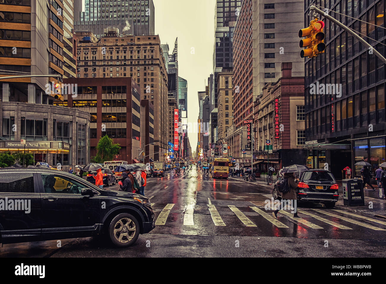 La città di New York, Stati Uniti d'America, marzo 2019, scena urbana sulla settima avenue in un giorno di pioggia a Manhattan Foto Stock