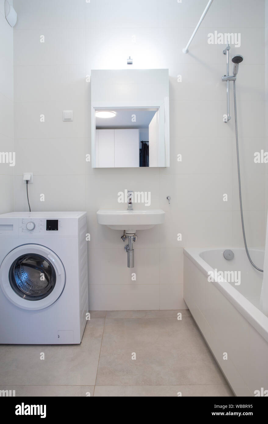 Bagno moderno interno in un piccolo appartamento Foto Stock