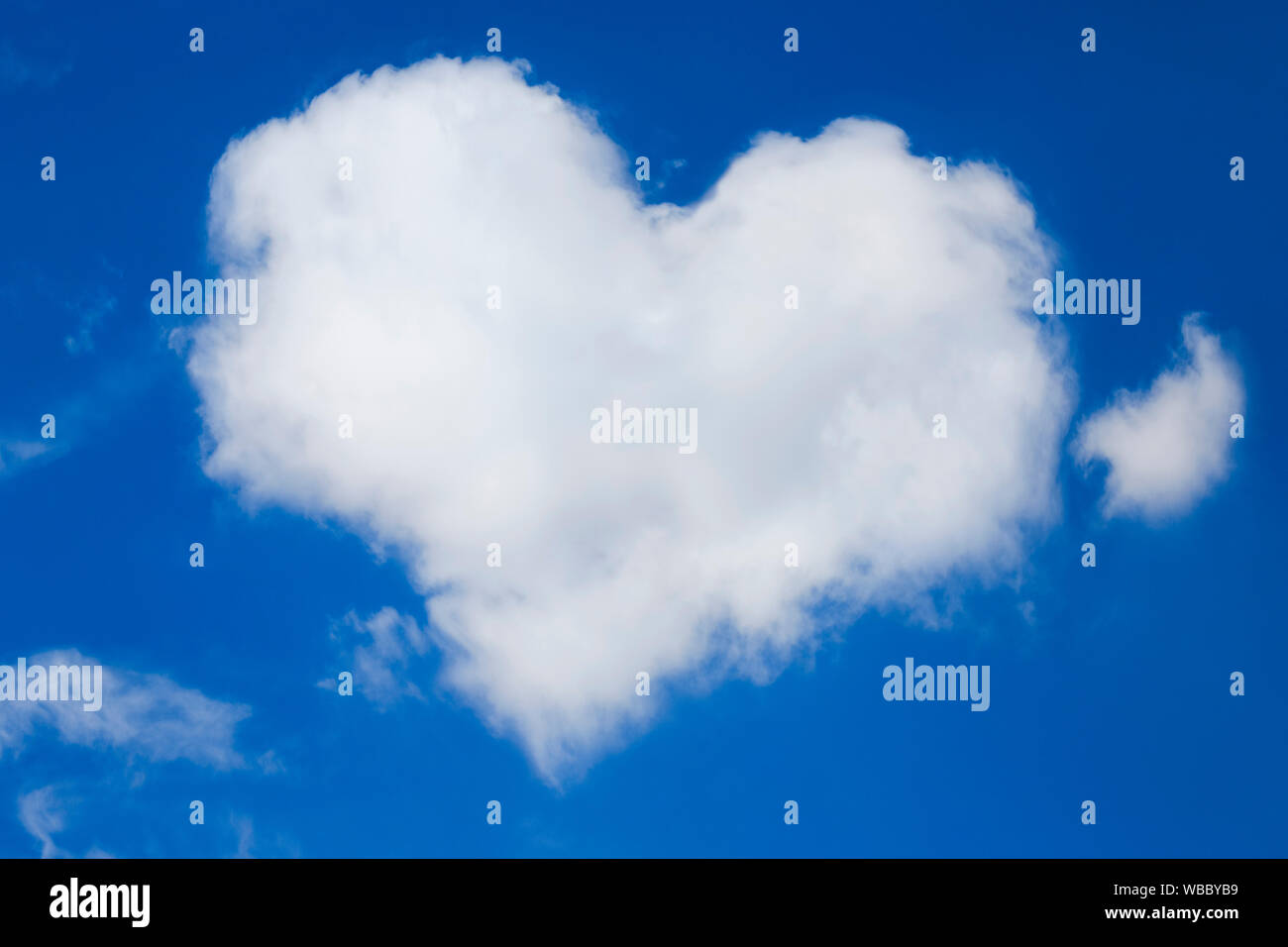 A forma di cuore nuvola in un cielo blu. Svizzera Foto Stock