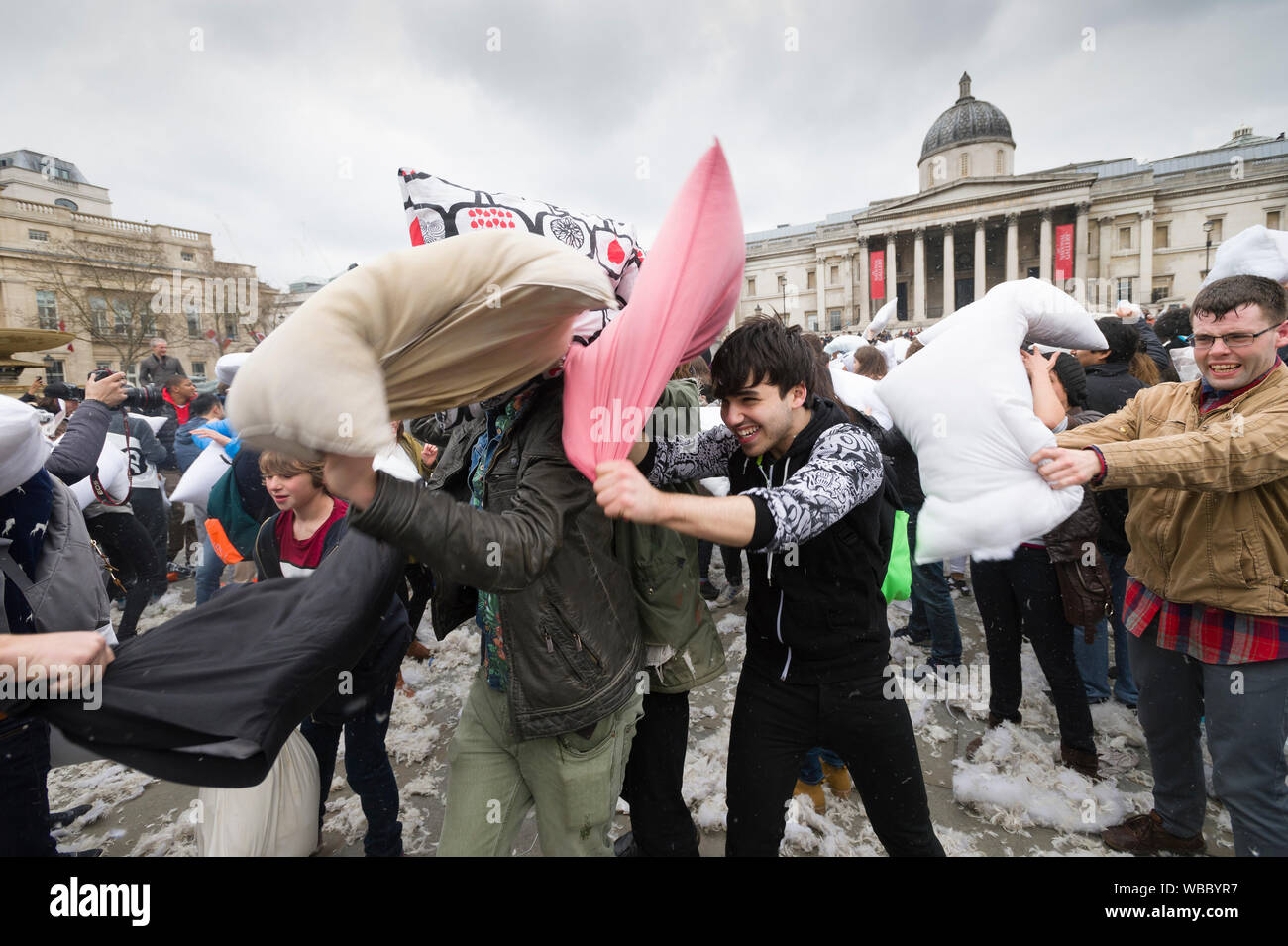 Le persone che prendono parte a, International Pillow Fight Day, Trafalgar Square, Londra, Gran Bretagna. Cuscino combatte stanno succedendo in diverse città in tutto il Foto Stock