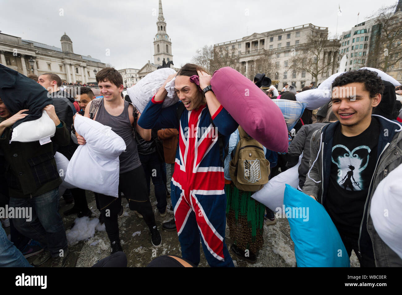 Le persone che prendono parte a, International Pillow Fight Day, Trafalgar Square, Londra, Gran Bretagna. Cuscino combatte stanno succedendo in diverse città in tutto il Foto Stock