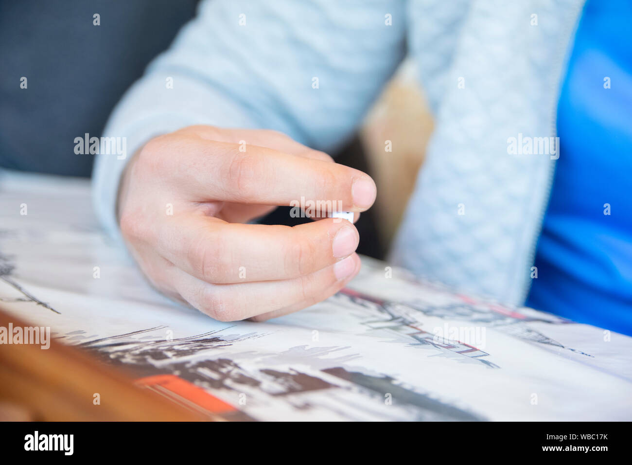 Uomo con dadi in gioco handhamd Foto Stock