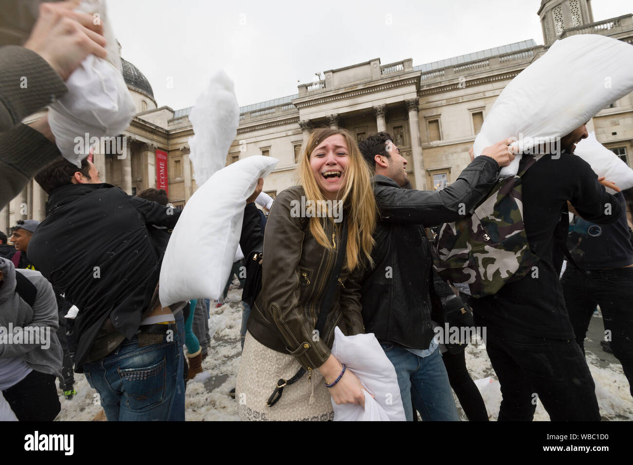 Le persone che prendono parte a, International Pillow Fight Day, Trafalgar Square, Londra, Gran Bretagna. Cuscino combatte stanno succedendo in diverse città in tutto il Foto Stock