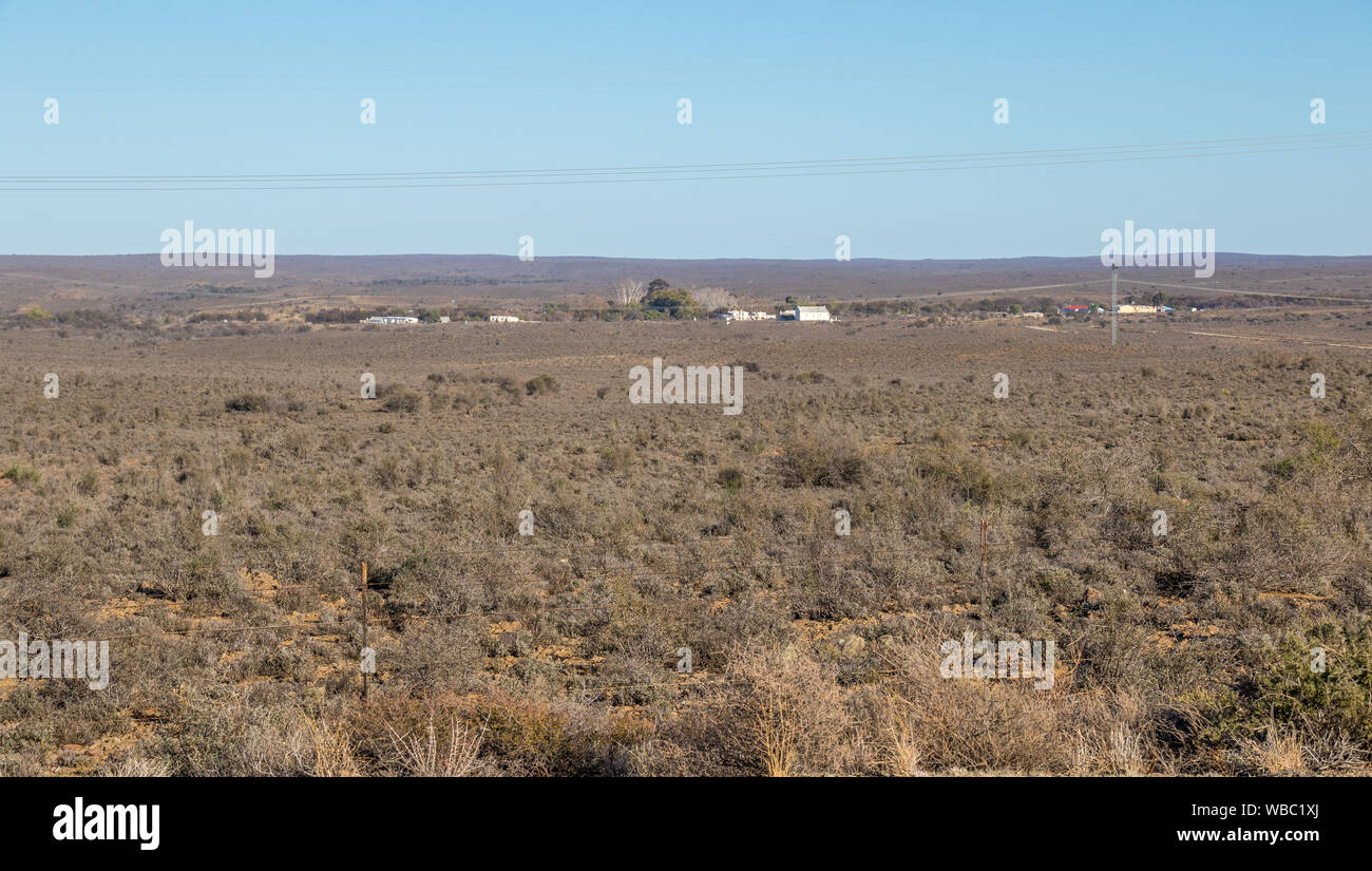 Un agriturismo in remoto nel rurale Karoo la regione centrale del Sud Africa immagine in formato paesaggio con spazio di copia Foto Stock