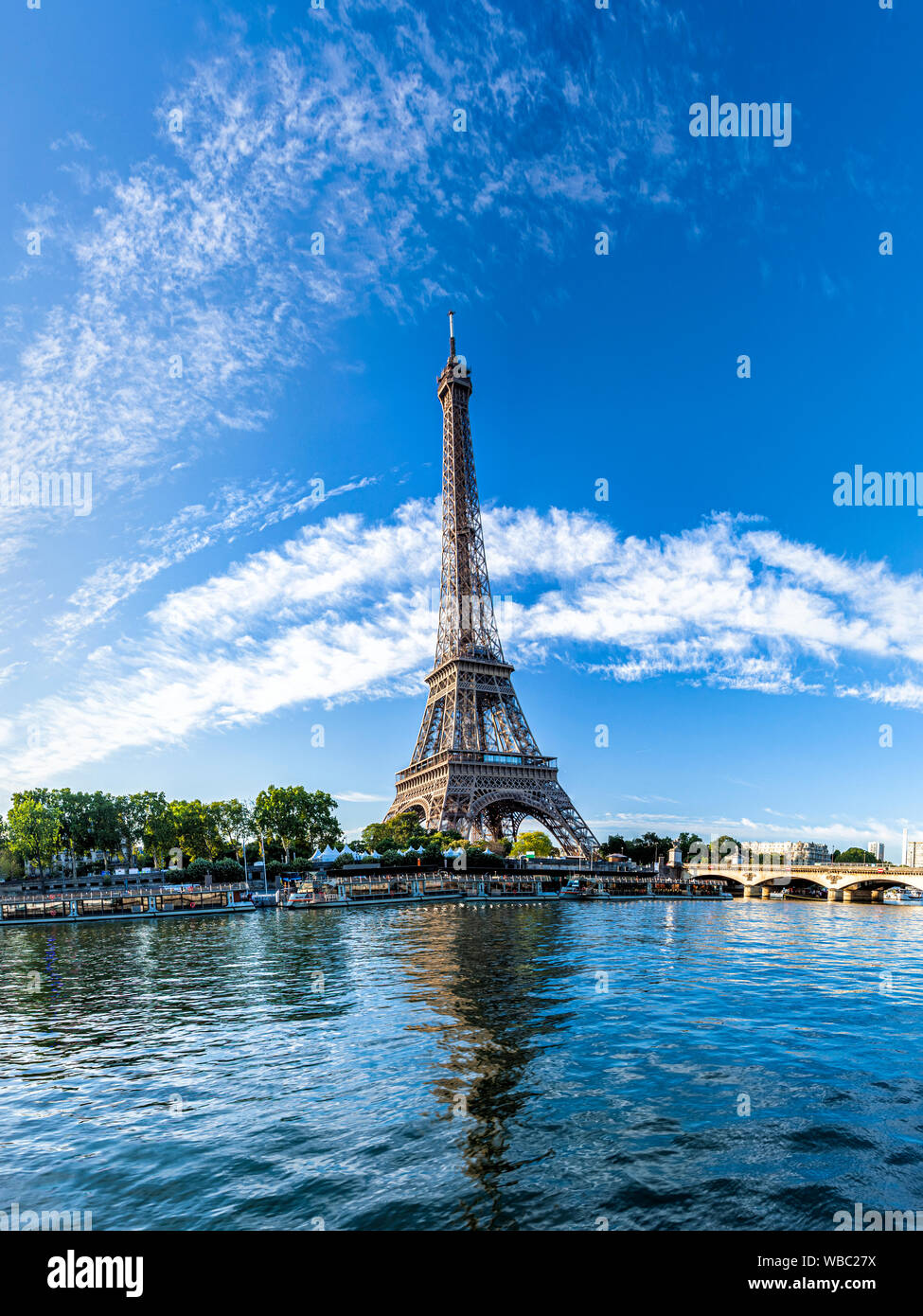 Panorama della Torre Eiffel e lungofiume della Senna a Parigi Foto Stock