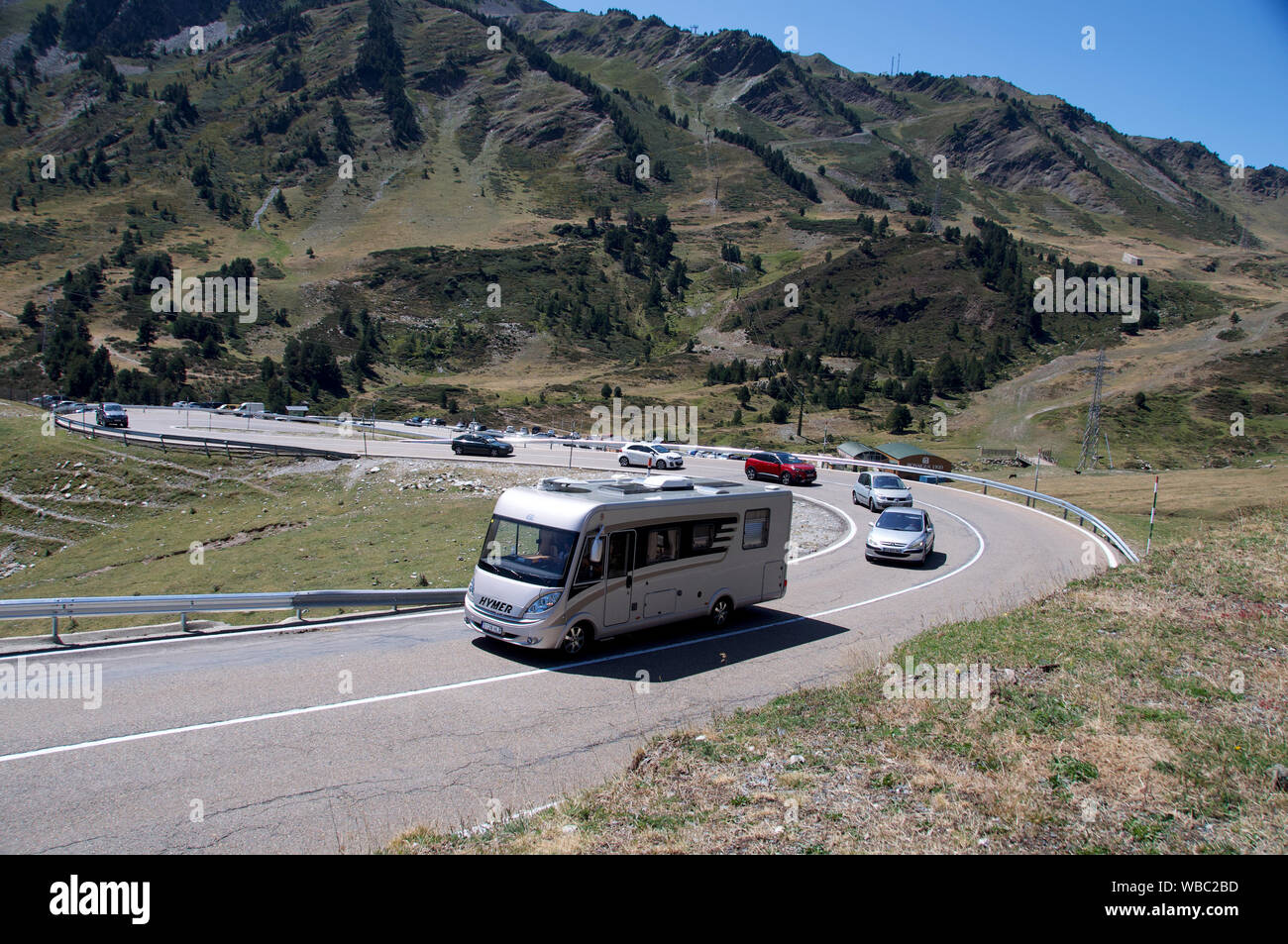 Autocaravan salire le spettacolari tornanti del Port de Bonaigua passano in Catalunya, Spagna Foto Stock
