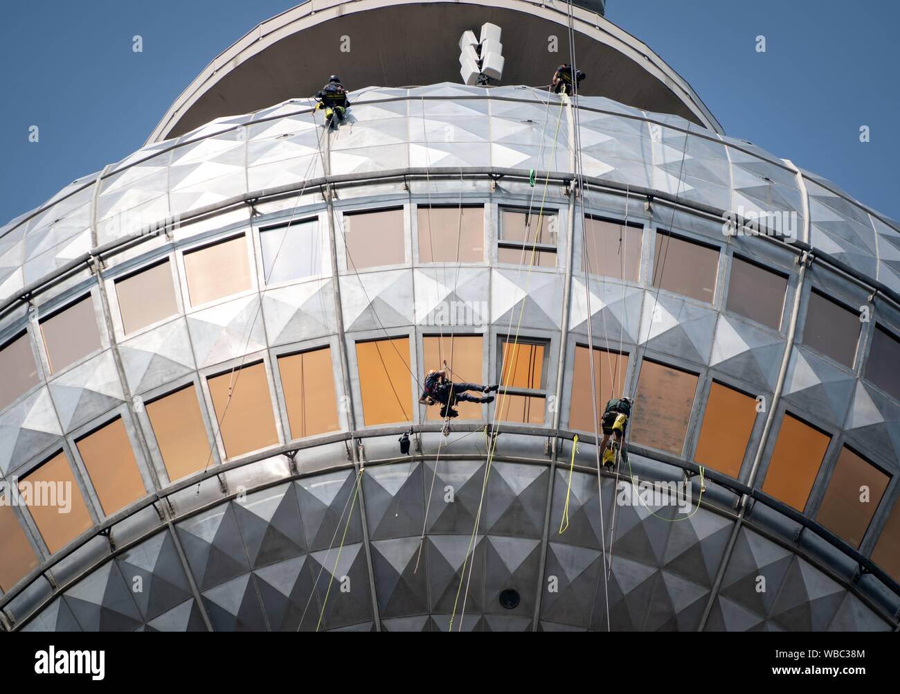 Berlino, Germania. 26 Ago, 2019. Facciata scalatori stanno lavorando ad una altezza di circa 200 metri sul Duomo di Berlino la torre della televisione. Credito: Kay Nietfeld/dpa/Alamy Live News Foto Stock