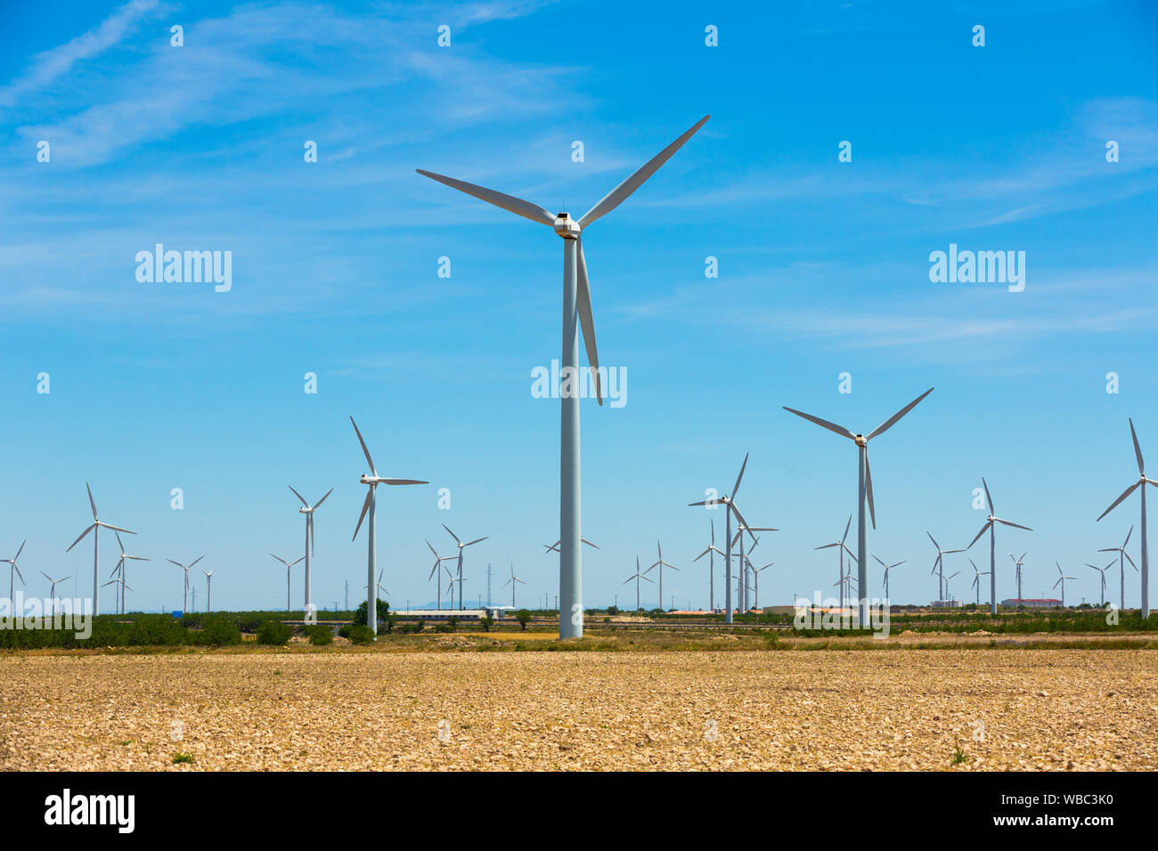 Immagine di impianti eolici vicino alla città di La Muela, Spagna Foto Stock