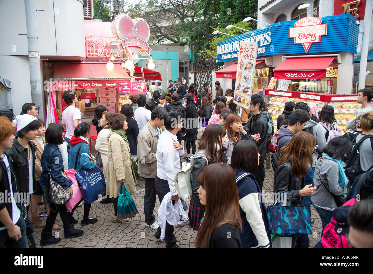 Il giapponese la folla fuori shopping a Tokyo in Giappone Foto Stock