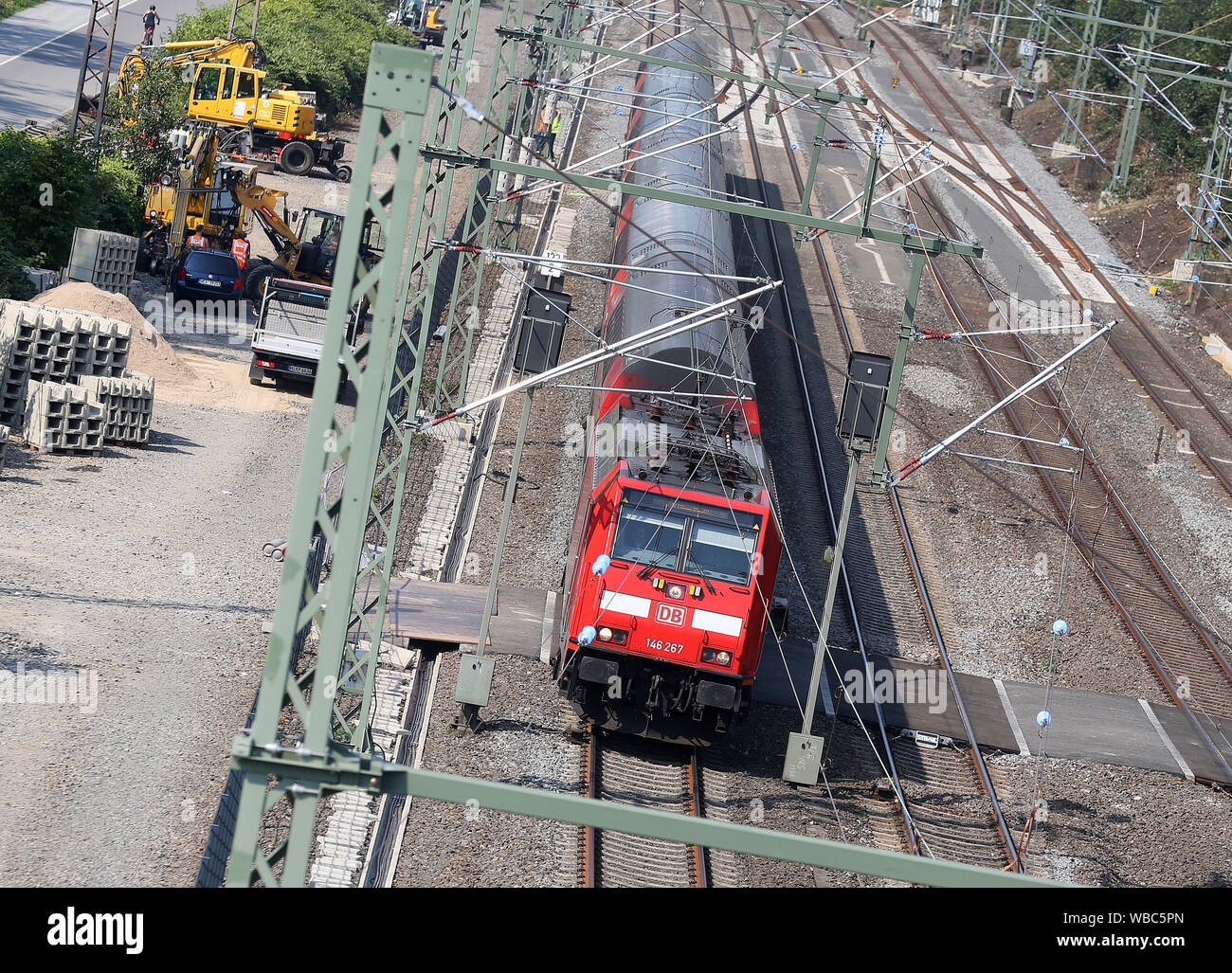 26 agosto 2019, della Renania settentrionale-Vestfalia, Mülheim: un treno corre nuovamente sul percorso tra Duisburg e Essen. La via è stata chiusa per una buona sei settimane a causa di lavori di ristrutturazione. Foto: Roland Weihrauch/dpa Foto Stock