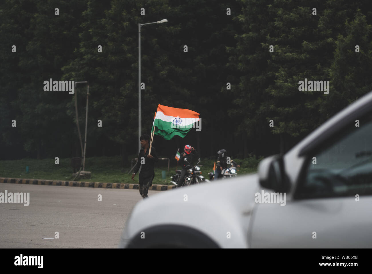 Venditore di strada che vende la bandiera indiana per il giorno dell'Indipendenza. Foto Stock