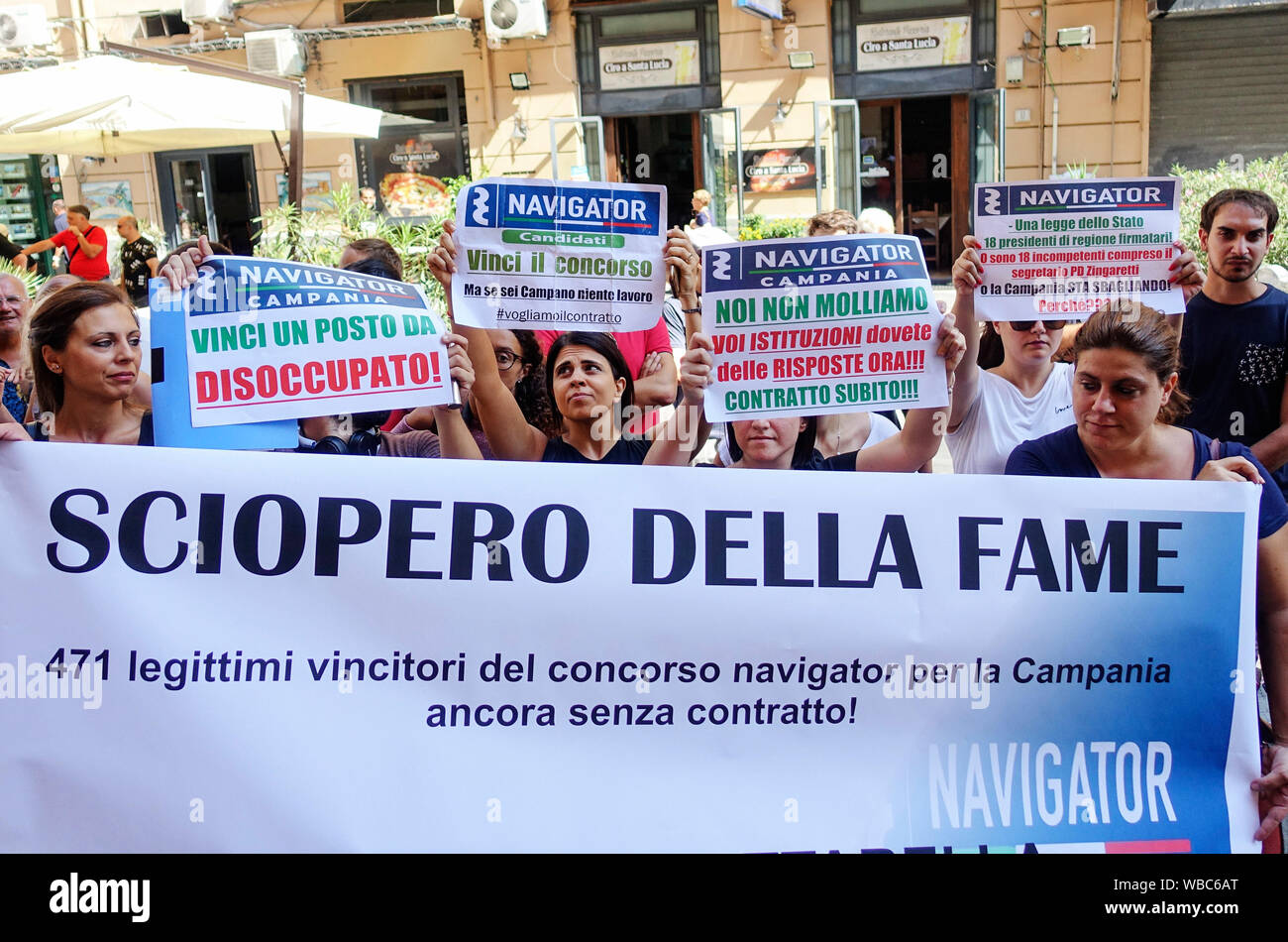 Napoli inizia lo sciopero della fame dei vincitori del concorso come navigatore sotto la sede della Regione Campania per protestare contro la mancata firma del contratto da parte del presidente della regione Campania Vincenzo De Luca. 26/08/2019, Napoli, Italia Foto Stock