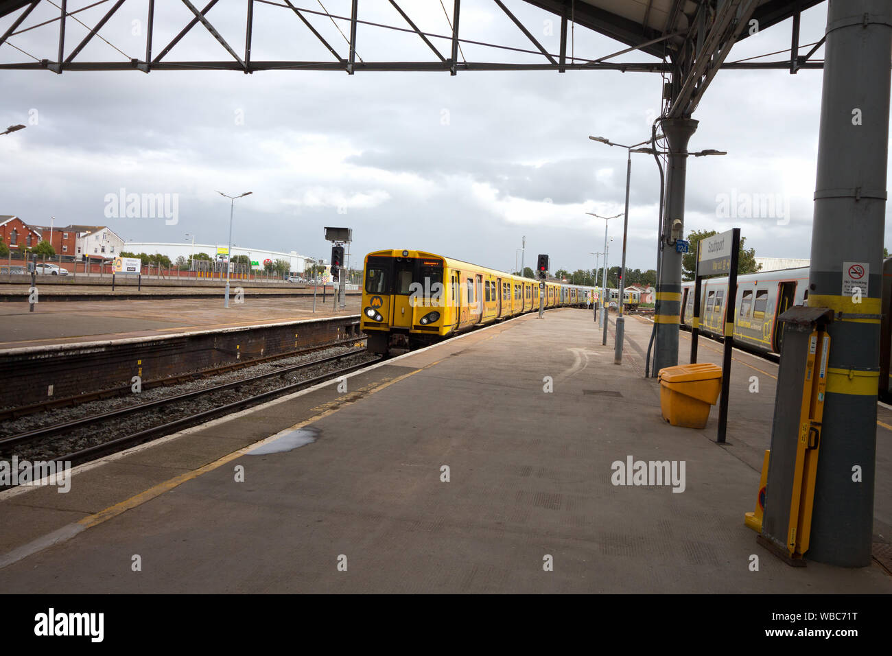 Un treno di Merseyrail arrivando a Southport stazione ferroviaria Foto Stock