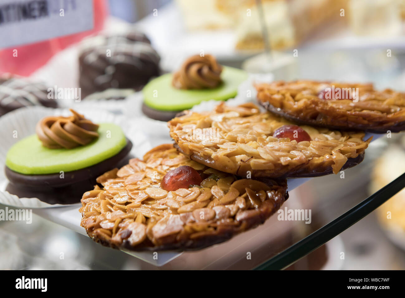 Famoso chiamato tartlet Florentiner cookie su un ripiano in un negozio di pasticceria Foto Stock