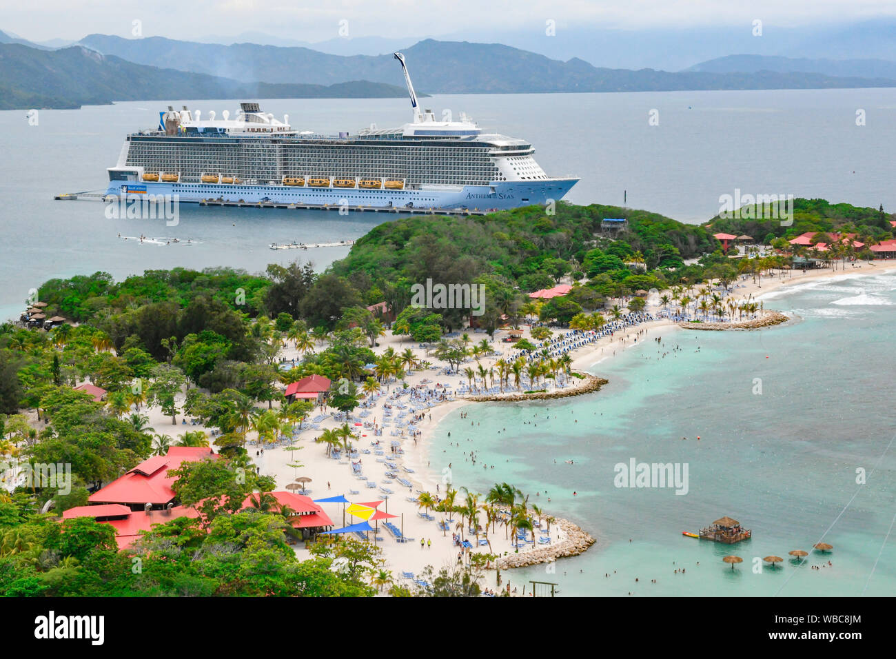 Caribbean Cruise Ship - Royal Caribbean Inno dei mari nel porto di Labadee Haiti - nave da crociera - Porto delle navi da crociera - Vacanza Nave da crociera di vacanza Foto Stock