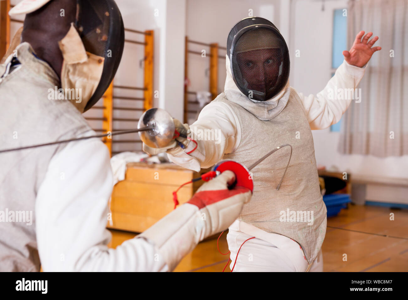 Gruppo di schermitori in allenamento di scherma, esercitando una delle tecniche in battaglia Foto Stock
