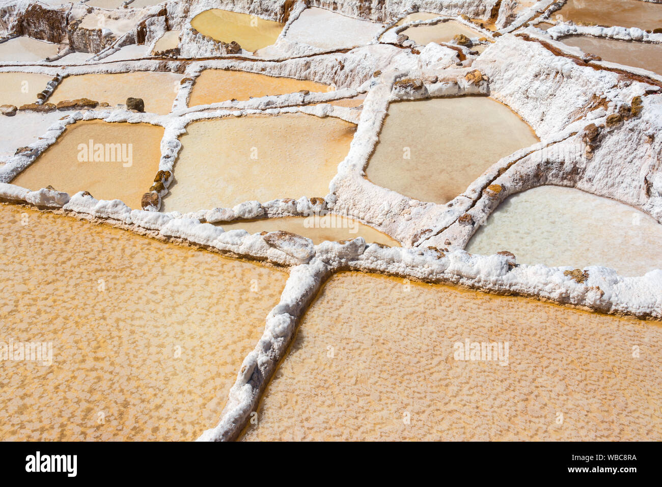Terrazze sale noto come 'Salineras de Maras' nella regione di Cusco, Perù Foto Stock