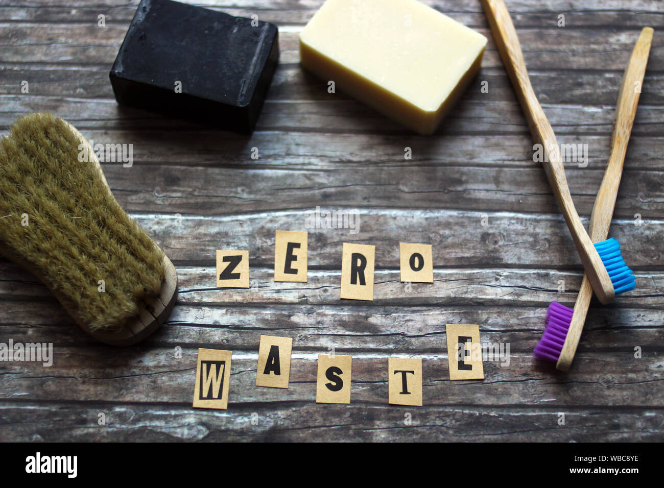 Rifiuti zero prodotti di igiene su sfondo di legno e il controllo ortografico del testo "rifiuti zero". Tonalità di terra, rifiuti zero e plastica concetto libero Foto Stock