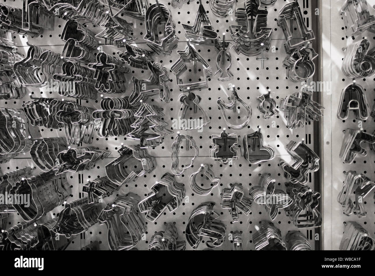 Tema Natale cookie di metallo /gingerbread taglierine appeso a una parete in negozio Foto Stock