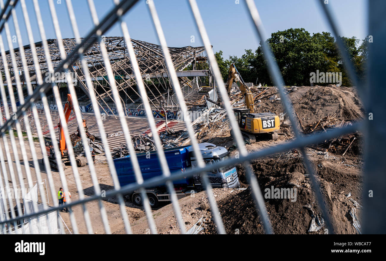 Karlsruhe, Deutschland. 26 Ago, 2019. La ricostruzione della tribuna della costruzione del versus dritto. GES/calcio/Seconda Bundesliga: demolizione delle tribune rispetto alla retta in Wildparkstadion, 26.08.2019 | Utilizzo di credito in tutto il mondo: dpa/Alamy Live News Foto Stock