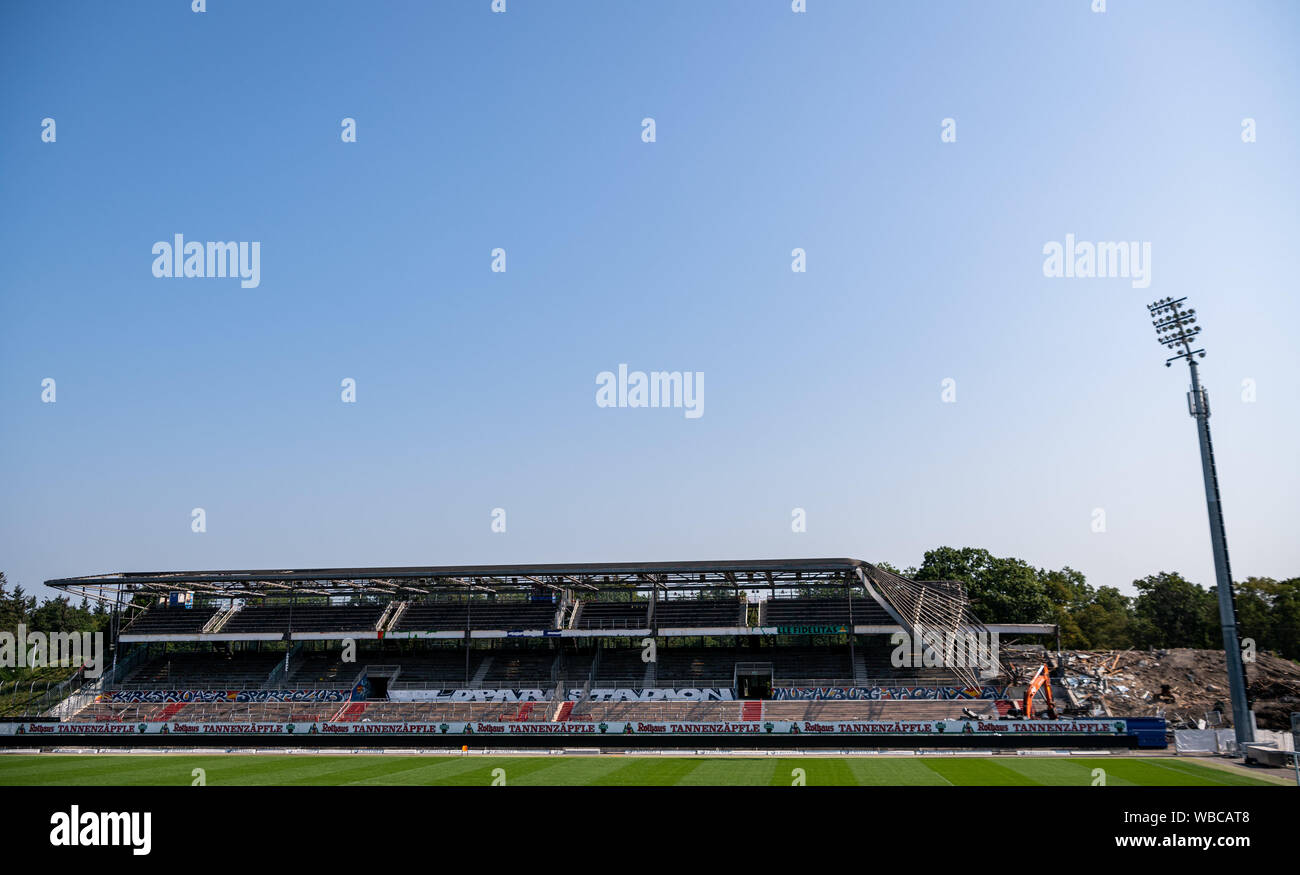 Karlsruhe, Deutschland. 26 Ago, 2019. La ricostruzione della tribuna della costruzione del versus dritto. GES/calcio/Seconda Bundesliga: demolizione delle tribune rispetto alla retta in Wildparkstadion, 26.08.2019 | Utilizzo di credito in tutto il mondo: dpa/Alamy Live News Foto Stock