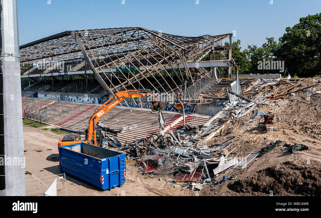 Karlsruhe, Deutschland. 26 Ago, 2019. La ricostruzione della tribuna della costruzione del versus dritto. GES/calcio/Seconda Bundesliga: demolizione delle tribune rispetto alla retta in Wildparkstadion, 26.08.2019 | Utilizzo di credito in tutto il mondo: dpa/Alamy Live News Foto Stock