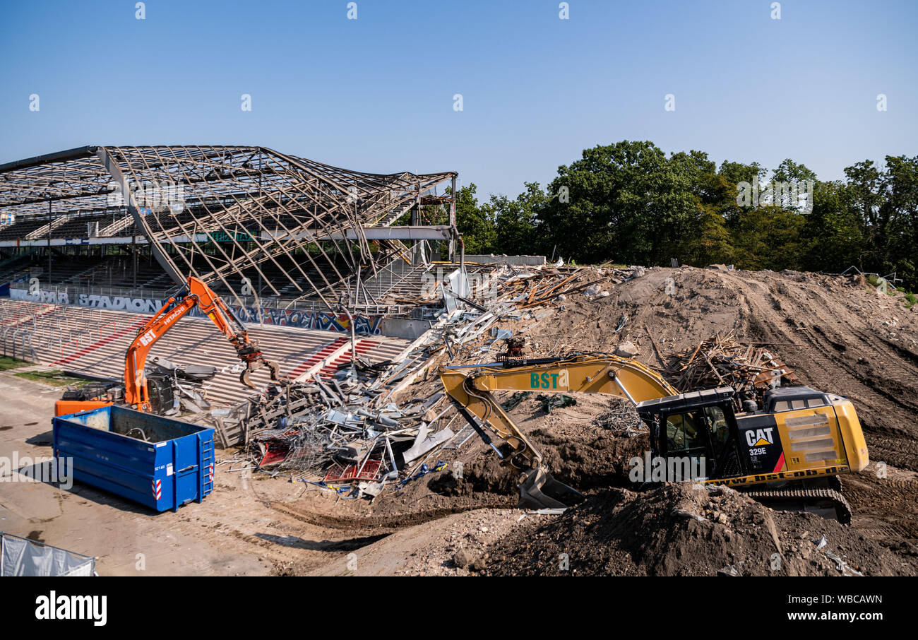 Karlsruhe, Deutschland. 26 Ago, 2019. La ricostruzione della tribuna della costruzione del versus dritto. GES/calcio/Seconda Bundesliga: demolizione delle tribune rispetto alla retta in Wildparkstadion, 26.08.2019 | Utilizzo di credito in tutto il mondo: dpa/Alamy Live News Foto Stock